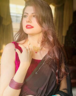 Anam Goher Instagram - Eid Mubarak from me & my people! ♥️🌹🌙

.
.
.
.
.
👗 @maisondumoda_bysahmeen @blacksaree 

Makeup by yours truly 💁🏻‍♀️💋💄

PS obsessed with this song 🎶 

#saree #eid #eidmubarak #instagram #instagood #reels #reelsinstagram #2024  #socialmedia #explore #explorepage #instamood #pakistan #anamgoher #gohermumtaz #couple #newpost