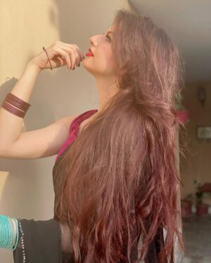 Anam Goher Instagram - Eid Mubarak from me & my people! ♥️🌹🌙

.
.
.
.
.
👗 @maisondumoda_bysahmeen @blacksaree 

Makeup by yours truly 💁🏻‍♀️💋💄

PS obsessed with this song 🎶 

#saree #eid #eidmubarak #instagram #instagood #reels #reelsinstagram #2024  #socialmedia #explore #explorepage #instamood #pakistan #anamgoher #gohermumtaz #couple #newpost
