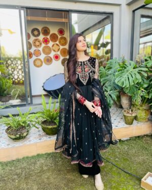 Anam Goher Instagram - Snippets from the sets of #Jafaa 🎬🫶🏻🪻

Ps : Yes abhi tak Canada nahi ponchi ;P 

Thanks for the immense love with Nimras character.

.
.
.
.
.
.
.
.
.
.

👗 @mariabofficial @shazakmalikofficial @limelight.pret @generation_pk 

💄 @haris_rajpoot_mua 

@humtvpakistanofficial #humtv #jafaa #bts #photography #instagood #instagram #instadaily #reels #reelsinstagram #tv #drama #fyp #explore #explorepage #portraitphotography #photo #newpost