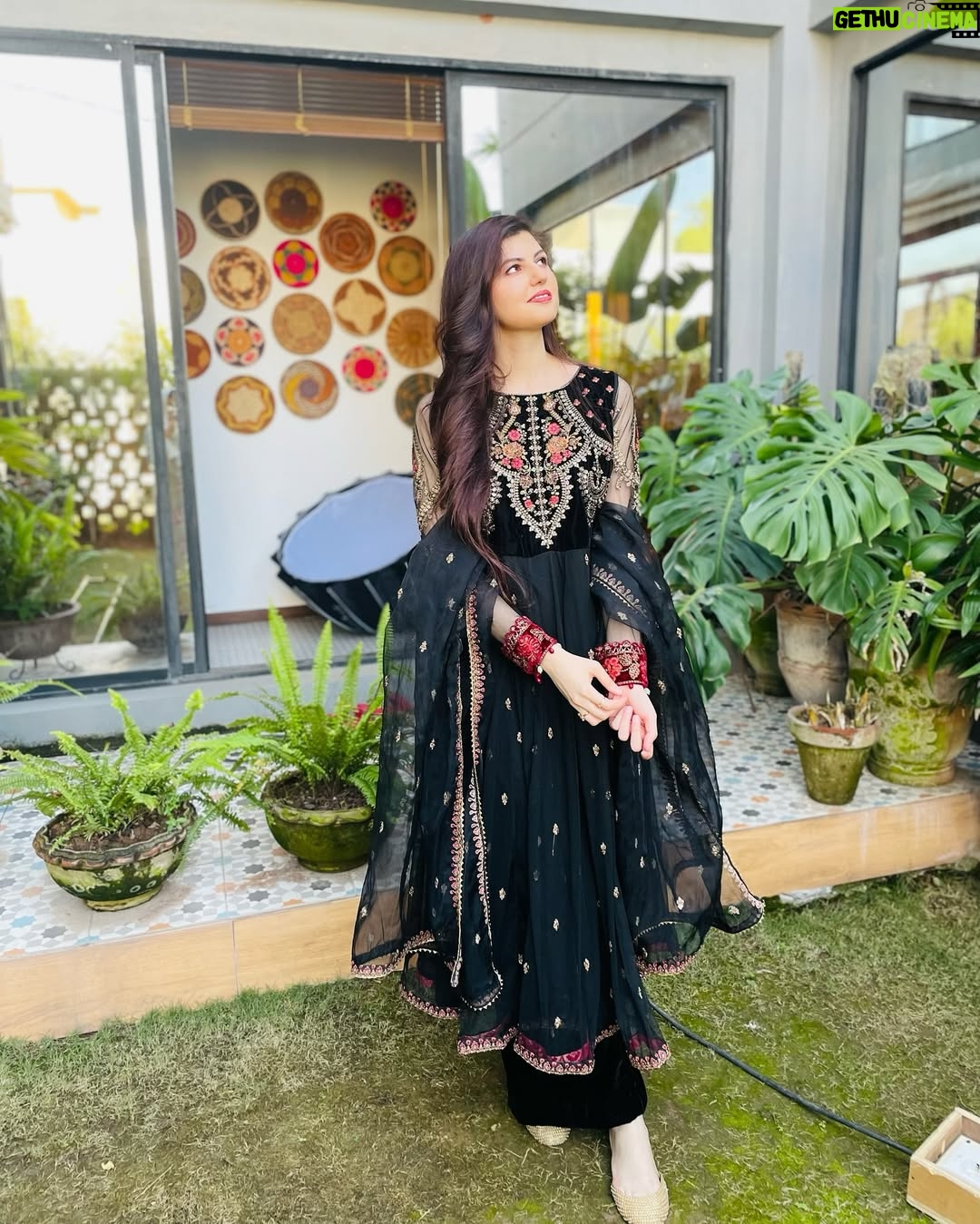 Anam Goher - 13.8K Likes - Snippets from the sets of #Jafaa 🎬🫶🏻🪻
Ps : Yes abhi tak Canada nahi ponchi ;P
Thanks for the immense love with Nimras character.
.
.
.
.
.
.
.
.
.
.
👗 @mariabofficial @shazakmalikofficial @limelight.pret @generation_pk
💄 @haris_rajpoot_mua
@humtvpakistanofficial #humtv #jafaa #bts #photography #instagood #instagram #instadaily #reels #reelsinstagram #tv #drama #fyp #explore #explorepage #portraitphotography #photo #newpost
