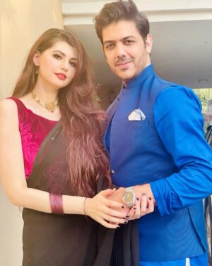Anam Goher Instagram - Eid Mubarak from me & my people! ♥️🌹🌙

.
.
.
.
.
👗 @maisondumoda_bysahmeen @blacksaree 

Makeup by yours truly 💁🏻‍♀️💋💄

PS obsessed with this song 🎶 

#saree #eid #eidmubarak #instagram #instagood #reels #reelsinstagram #2024  #socialmedia #explore #explorepage #instamood #pakistan #anamgoher #gohermumtaz #couple #newpost