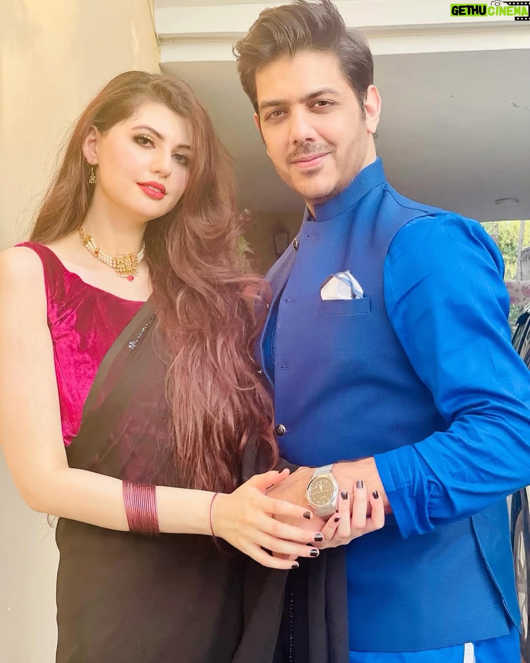 Anam Goher - 13.9K Likes - Eid Mubarak from me & my people! ♥️🌹🌙
.
.
.
.
.
👗 @maisondumoda_bysahmeen @blacksaree
Makeup by yours truly 💁🏻♀️💋💄
PS obsessed with this song 🎶
#saree #eid #eidmubarak #instagram #instagood #reels #reelsinstagram #2024 #socialmedia #explore #explorepage #instamood #pakistan #anamgoher #gohermumtaz #couple #newpost