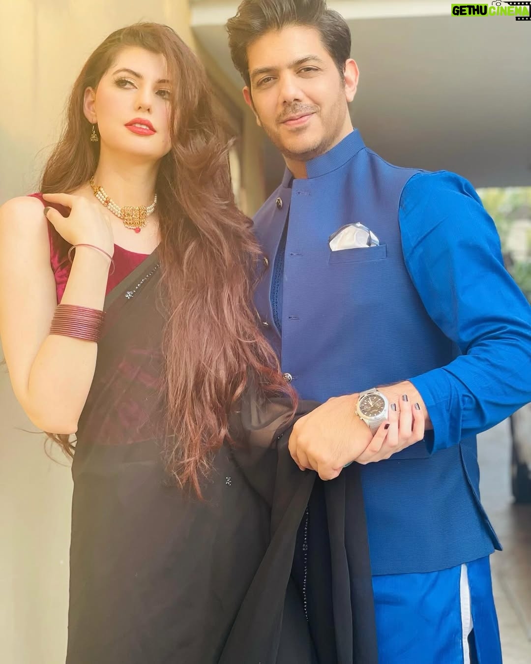 Anam Goher - 13.9K Likes - Eid Mubarak from me & my people! ♥️🌹🌙
.
.
.
.
.
👗 @maisondumoda_bysahmeen @blacksaree
Makeup by yours truly 💁🏻♀️💋💄
PS obsessed with this song 🎶
#saree #eid #eidmubarak #instagram #instagood #reels #reelsinstagram #2024 #socialmedia #explore #explorepage #instamood #pakistan #anamgoher #gohermumtaz #couple #newpost