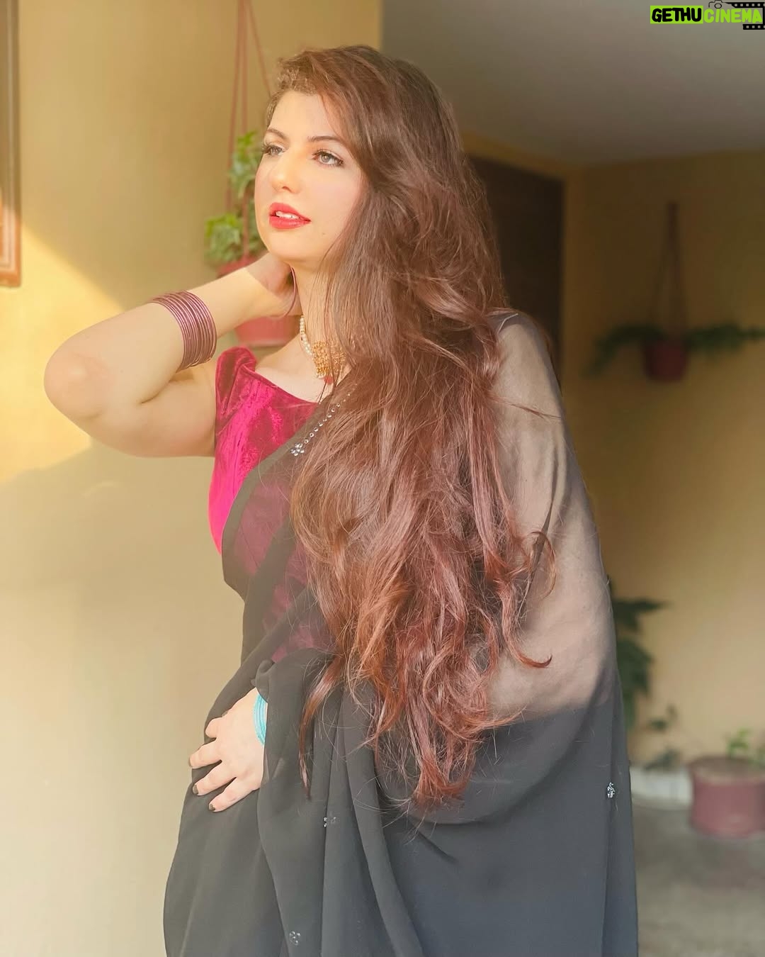 Anam Goher - 13.9K Likes - Eid Mubarak from me & my people! ♥️🌹🌙
.
.
.
.
.
👗 @maisondumoda_bysahmeen @blacksaree
Makeup by yours truly 💁🏻♀️💋💄
PS obsessed with this song 🎶
#saree #eid #eidmubarak #instagram #instagood #reels #reelsinstagram #2024 #socialmedia #explore #explorepage #instamood #pakistan #anamgoher #gohermumtaz #couple #newpost