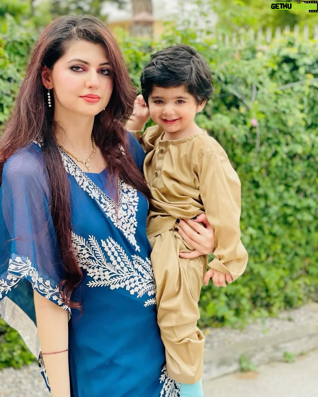 Anam Goher - 13.9K Likes - Eid Mubarak from me & my people! ♥️🌹🌙
.
.
.
.
.
👗 @maisondumoda_bysahmeen @blacksaree
Makeup by yours truly 💁🏻♀️💋💄
PS obsessed with this song 🎶
#saree #eid #eidmubarak #instagram #instagood #reels #reelsinstagram #2024 #socialmedia #explore #explorepage #instamood #pakistan #anamgoher #gohermumtaz #couple #newpost