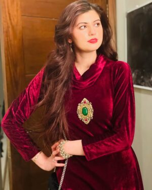 Anam Goher Instagram - Snippets from the sets of #Jafaa 🎬🫶🏻🪻

Ps : Yes abhi tak Canada nahi ponchi ;P 

Thanks for the immense love with Nimras character.

.
.
.
.
.
.
.
.
.
.

👗 @mariabofficial @shazakmalikofficial @limelight.pret @generation_pk 

💄 @haris_rajpoot_mua 

@humtvpakistanofficial #humtv #jafaa #bts #photography #instagood #instagram #instadaily #reels #reelsinstagram #tv #drama #fyp #explore #explorepage #portraitphotography #photo #newpost