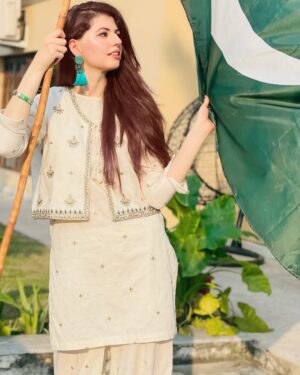 Anam Goher Instagram - Aj meri salgirah hai 🤍 Happy 77th Independence day to Pakistan and happy birthday to meeee! Thank you for the calls and messages love you all 🇵🇰♥️🎉

.
.
.
.
.
.
.

👗 @sapphirepakistan 
#AzaadiMubarak #Independenceday #Pakistan #birthday #PakistanyouareLove #birthdayshenangins #instagram #post #14thAugust #love #instagood #instamood #2024