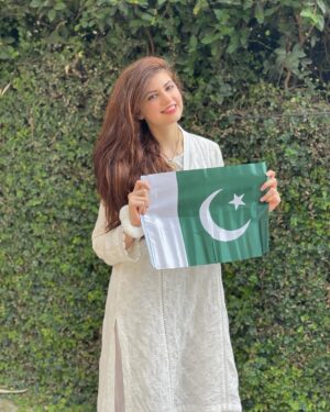 Anam Goher Instagram - Happy Independence Day Pakistan, from Us to You 🇵🇰💚 

#AzaadiMubarik #IndependenceDay #PakistanyouareLOVE @gohermumtazofficial @anamgoherofficial