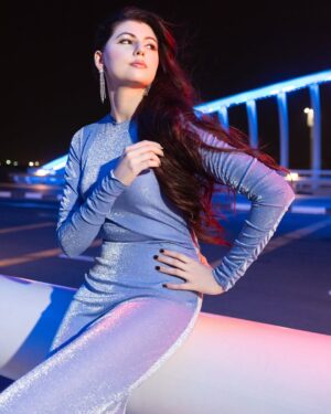 Anam Goher Instagram - 💜✨💎 

@uthman_studio 
@reserved 
@meydanbridge 

.
.
.
.
.
#trending #explorepage #instagram #instagood #instadaily #dress #uae #dubai #fyp #reels #ootd #photography #photooftheday #travelgram