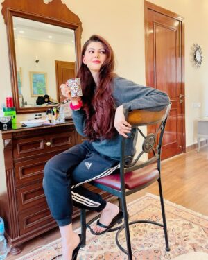 Anam Goher Instagram - Meet Nimra from the sets of #Jafaa 🎬❤️🌼

👗 @shazakmalikofficial 

.
.
.
.
.
@humtvpakistanofficial #humtv #jafaa #bts #photography #instagood #instagram #instadaily #reels #reelsinstagram #tv #drama #fyp #explore #explorepage #portraitphotography #photo #post