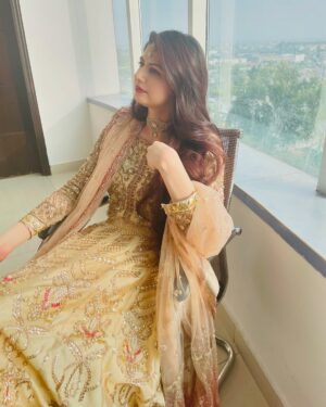 Anam Goher Instagram - Meet Nimra from the sets of #Jafaa 🎬❤️🌼

👗 @shazakmalikofficial 

.
.
.
.
.
@humtvpakistanofficial #humtv #jafaa #bts #photography #instagood #instagram #instadaily #reels #reelsinstagram #tv #drama #fyp #explore #explorepage #portraitphotography #photo #post