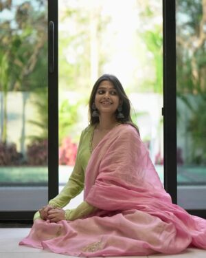 Ananthika Sanilkumar Instagram - when colors hum a quiet melody :)💕 
.
Costume :  @vanam_india 
 @sumaiya.alam