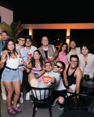 Andrea Luna Instagram - Tuve una pequeña reu este fin y fue hermosa. 🎂🌟 Gracias a mis amigos queridos y a todos los que me han mandando mensajitos bonitos, los llevo en mi corazón. 💓 

@jackdanielsperu 
@dulceconsuelo.cakes 
@chifalongwa 
@antagonic_ 
@andrealunaboutique 
@fridaysperu 

📸 @renzozegarrafoto