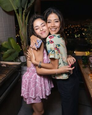 Andrea Luna Instagram - Tuve una pequeña reu este fin y fue hermosa. 🎂🌟 Gracias a mis amigos queridos y a todos los que me han mandando mensajitos bonitos, los llevo en mi corazón. 💓 

@jackdanielsperu 
@dulceconsuelo.cakes 
@chifalongwa 
@antagonic_ 
@andrealunaboutique 
@fridaysperu 

📸 @renzozegarrafoto