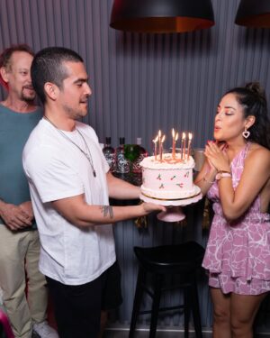 Andrea Luna Instagram - Tuve una pequeña reu este fin y fue hermosa. 🎂🌟 Gracias a mis amigos queridos y a todos los que me han mandando mensajitos bonitos, los llevo en mi corazón. 💓 

@jackdanielsperu 
@dulceconsuelo.cakes 
@chifalongwa 
@antagonic_ 
@andrealunaboutique 
@fridaysperu 

📸 @renzozegarrafoto