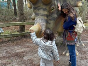 Andreia Rodrigues Instagram - Crianças felizes! Elas e nós! No Dino Parque! 💚🦕

Um programa muito divertido, que nos leva numa viagem fantástica, para toda a família! 
E aqui ficam algumas memórias, de uma tarde feliz! 🦖 Adorámos! E vamos voltar!!! @dinoparquelourinha