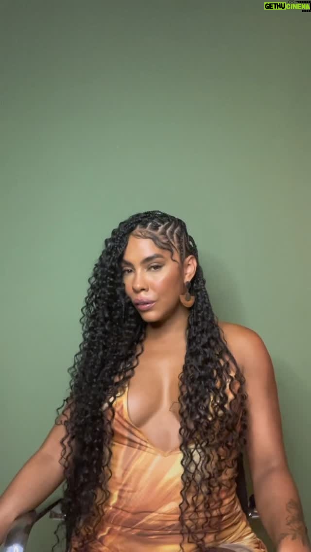 Andressa Alves - 491 Likes - Que saudade de estar por aqui! Depois de quase dois meses off, voltei com tudo e de visual novo, graças às mãos talentosas da @studio.trancarte . Dessa vez, apostei na Mohawk Braids, uma tendência forte para 2025!
Usamos o cabelo da be you nas cores 1 e 2, garantindo um look super natural e versátil. E o melhor? Esse estilo permite várias formas de uso, então já já trago mais inspirações pra vocês!
Gostaram do resultado? Me contem aqui! ⬇️✨
Para mais informações e orçamentos, chamem no direct da @studio.trancarte
#mohawkbraids #tranças #tendencia2025