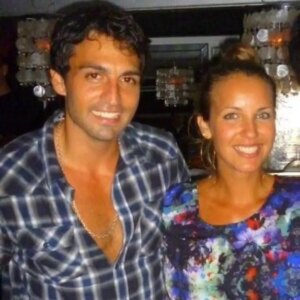 Andy Vila Instagram - El amor perfecto no existe. Tiene tormentas, dudas y caminos que a veces se separan. No hay medias naranjas, hay naranjas enteras que eligen compartir mientras se sientan bien. Porque amar es también aprender, crecer y soltar cuando es necesario.

Por acá, seguimos acompañándonos después de 13 años, con respeto y aprendizaje. Gracias, Emi, por compartir muchas aventuras y el amor más grande, ser mamá. Y por seguir apostando al equipo, aún con todos los cambios de la vida.

Cada amor es distinto, cada historia única. Y lo más importante siempre es elegirnos a nosotros mismos primero. 

Feliz día❤️