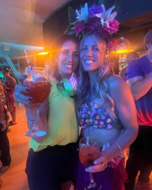 Andy Vila Instagram - Al final del carrusel el ganador de los disfraces🥂🍾

Gracias a este Team que nos hicieron pasar una noche inolvidable❤️
✈️📍@cumples_aeropuertopde 
Barra de tragos @barramovil.enbarra 
Que nunca falte🍹 @aperolspritz_uy 
Cátering @viewpointgourmet 
Torta @glaserealtortas
Mi disfraz by @virginiaferreira___