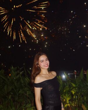 Angelina Cruz Instagram - 🎇🥂🪄