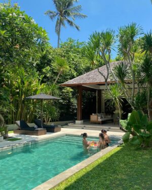 Angelina Cruz Instagram - nature therapy 🌺