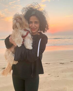 Angeline Malik Instagram - With my tiger... under the orange sky.....
.
.
.
.
.
.
.
#beachbum #karachibeach #orangesky #dogsofinstagram