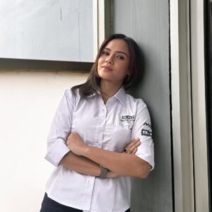 Angie Ang Instagram - Jadi, balapan utama perdana 2025 yang berlangsung kemarin #ThailandGP , membuat klasemen sementara dipimpin sama @marcmarquez93 !
Wah gila sih, posisi front row ngga berubah ngga cuma buat balapan utama doang  Marc, Alex, Pecco. Kemenangan Marc di Thailand kemaren buat dia ngerasa SUPER HAPPY dan terakhir katanya rasa ini dia dapatkan di Jerez 2020… setelah 5 tahun ya bang .. apa karena pakai livery merah? Hehe
Ai Ogura yang sempat di posisi 4, tetep dapet apresiasi setelah finish di 5. Good job, Ogura! Jauh di atas 2 rookie lainnya… 
2 pebalap yang DNF harus diem di pit, Raul Fernandez dan salah satu dari 5 juara dunia yang berlaga di 2025 ini, Joan Mir. 
Kalau local hero, Kong alias Somkiat Chantra, tetep dapwt dukungan penih dari fans walaupun di posisi hampir bontot. 
Dan ThailandGP kemaren Full House !! Lebih dari 200ribu penonton dari keseluruhan weekend wiihh ❤️
Ga sabar mau nonton serunya balap #ArgentinaGP nextnya! ❤️