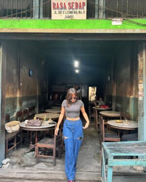 Angie Ang Instagram - Kutu loncat hinggap di Jambi ☺️
Alhamdulillah, udah 31 provinisi kutu loncat ini hinggap 🥴
Ada yang bisa nebak apa aja 7 provinsi yang belum? Transfer gopay 200k nih kalo bener 🤣🤪