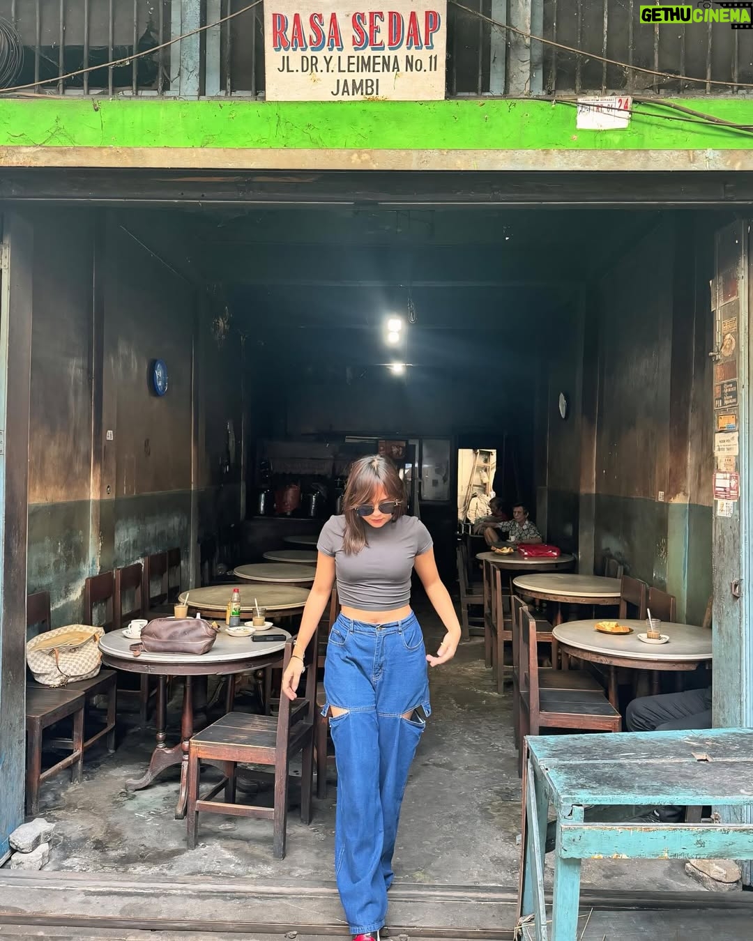 Angie Ang - 3.6K Likes - Kutu loncat hinggap di Jambi ☺️
Alhamdulillah, udah 31 provinisi kutu loncat ini hinggap 🥴
Ada yang bisa nebak apa aja 7 provinsi yang belum? Transfer gopay 200k nih kalo bener 🤣🤪