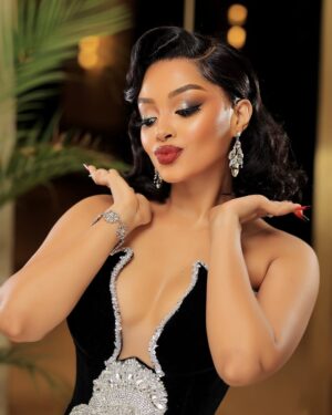 Anita Fabiola Instagram - How stars do it 🌟 Happy 30th birthday to me. 

Dress @hers_uganda 
MUA @glam_bykeith 
Hair @mbajja_sean 
📸 @daville_256 
Accessories @thesnstore 
Fabric @eden.fabrics 
Cosmetics @fabiolabeauty.shopug