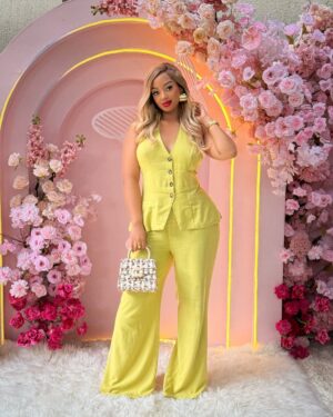 Anita Fabiola Instagram - Looking good is good business 💁🏼‍♀️