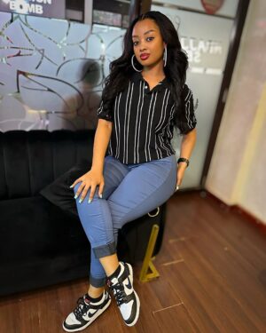 Anita Fabiola Instagram - Running errands in my @fashionnova “super high waist denim” jeans. My husband styled me, how did he do ? 🤣