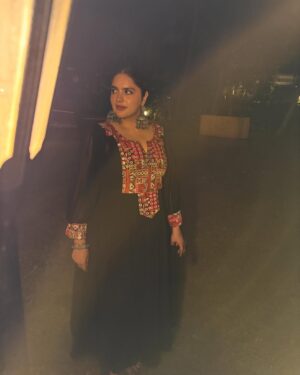 Anjali Anand Instagram - … aaja tainu saahan de ni dhaage ch paro lavaan ✨
.
.
.
.
.
.
.
Wearing @theplussizestore