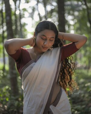 Anjana Mohan Instagram - #keralasaree #kerala #traditional #photography 
#photoshoot #beauty #outfits #charecter 
#malayali #homely #homelylook