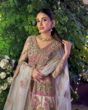 Anmol Baloch Instagram - MEHRU🪷

They think they can defeat anyone, but meanwhile, her very existence is their greatest challenge💥
IYKYK
Thank you for all the love♥️
#iqtidar 
@stylebyaneela 
@kohar_jewel 
@greenentertainment.official