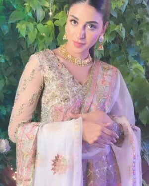 Anmol Baloch Instagram - MEHRU🪷

They think they can defeat anyone, but meanwhile, her very existence is their greatest challenge💥
IYKYK
Thank you for all the love♥️
#iqtidar 
@stylebyaneela 
@kohar_jewel 
@greenentertainment.official
