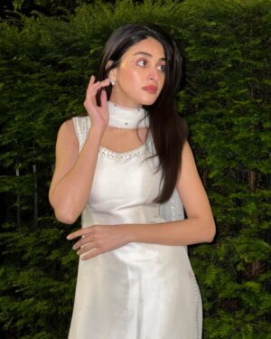 Anmol Baloch Instagram - New Year✨

PS:Me and my never ending love for white shalwar kameez🤍🙈