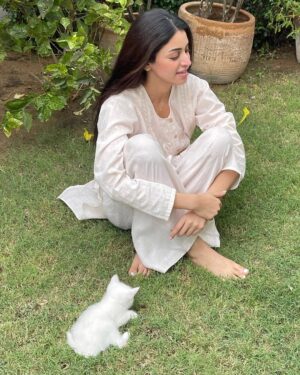 Anmol Baloch Instagram - Morning cuddles 🐾

Ps:Adoring this beautiful kurta by @mbymahira 🤍