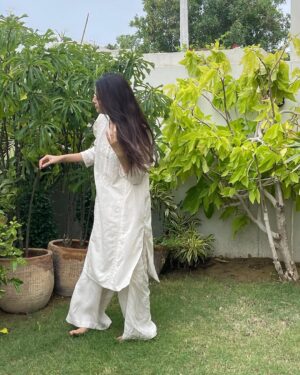 Anmol Baloch Instagram - Morning cuddles 🐾

Ps:Adoring this beautiful kurta by @mbymahira 🤍