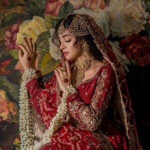 Anmol Baloch Instagram - Staying true to our motto, we believe in
“emphasizing your features, not hiding behind them”
This campaign embodies elegance, grace, old school charm and natural beauty. 

With all my hard work, sweat and energy - presenting to you: جہاں آرا

Hair & Makeup: @samahmbeauty @bridesbysamah
Muse: @anmol_baloxh 
Jewellery: @farhatalijewellers 
Photographer: @yrattamedia @saadyratta 
Outfit: @zarashahjahanofficial 
Stylist: @anilamurtaza 

#SamahMBeautyBride #BridesBySamah #BridalCampaign
