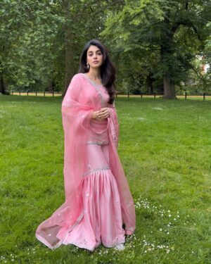 Anmol Baloch Instagram - 🪷

Adorned in a stunning pink gharara, intricately embroidered with delicate gotta work. A perfect blend of tradition and elegance @sunniamanahilofficial 
@stylebyaneela