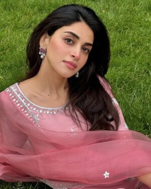 Anmol Baloch Instagram - 🪷

Adorned in a stunning pink gharara, intricately embroidered with delicate gotta work. A perfect blend of tradition and elegance @sunniamanahilofficial 
@stylebyaneela