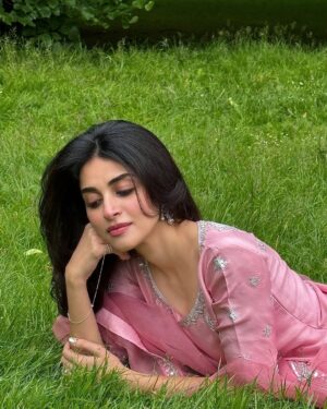 Anmol Baloch Instagram - 🪷

Adorned in a stunning pink gharara, intricately embroidered with delicate gotta work. A perfect blend of tradition and elegance @sunniamanahilofficial 
@stylebyaneela
