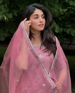 Anmol Baloch Instagram - 🪷

Adorned in a stunning pink gharara, intricately embroidered with delicate gotta work. A perfect blend of tradition and elegance @sunniamanahilofficial 
@stylebyaneela