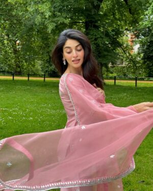 Anmol Baloch Instagram - 🪷

Adorned in a stunning pink gharara, intricately embroidered with delicate gotta work. A perfect blend of tradition and elegance @sunniamanahilofficial 
@stylebyaneela