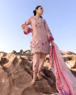 Anmol Baloch Instagram - Crimson Lawn’s latest collection.🌊🦚Inspired by timeless artistry and reimagined for the modern woman, these designs are crafted to make every moment feel like a statement. Because lawn should be as bold, beautiful, and effortless as you. #crimsonlawn2025 

@crimsonpakistan 
@tauseefahmed.official