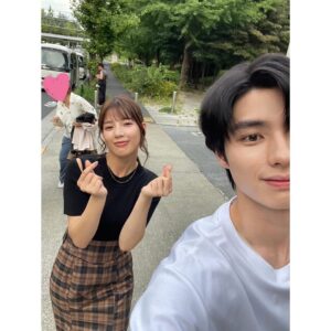 Anna Ishii Instagram - ↑美玲と慧くんの思い出たち。

「私は整形美人」
ご視聴ありがとうございました‼︎

この作品が、
自分の幸せを見つけよう。強く生きよう。
と思うきっかけになっていたら嬉しいです。

撮影期間中、その日感じたことを綴っていました。
そこには美玲が大学で感じたであろう青春の瞬間がたくさんあった。
自分が経験したことだけれど、美玲が経験しているかのようで読んでいて嬉しくなりました。

美玲、慧くんと出会えてよかったね。
みんなと出会えてよかったね。
あなたが素敵な人だから、周りにも素敵な人たちが集まったんだね。

見てくださる方の背中を押せる作品になりますように。と願いながら演じていましたが、
気づけば、私が一番背中を押されていた作品でした。

大切な現場と出会えたこと、とても幸せに思います。

Blu-rayも📀‼︎