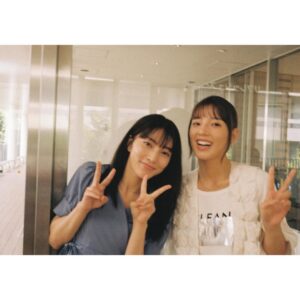 Anna Ishii Instagram - 本日ドラマ「私は整形美人」放送です🐒

最高のみんなと。
慧くん、穂波、優先輩、紗季ちゃん、みどり。

みんなちがって、みんないい。☺︎