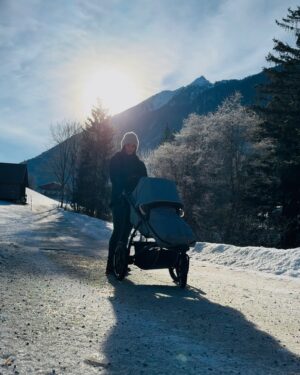 Anna Veith Instagram - go for a stroll with my daughter is also time for myself. I love the peace and quiet and the thoughts in my head. I simply enjoy. 
#sunnyday #metime #winterwonderland #momanddaughter #thule #bringyourkids