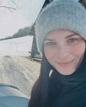 Anna Veith Instagram - go for a stroll with my daughter is also time for myself. I love the peace and quiet and the thoughts in my head. I simply enjoy. 
#sunnyday #metime #winterwonderland #momanddaughter #thule #bringyourkids